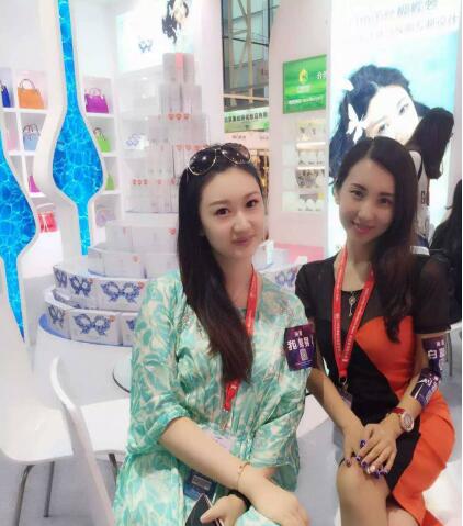 斕斕攜米媛光感面膜走進美博會(圖2) 斕斕攜米媛光感面膜走進美博會(圖2)