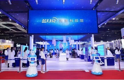 美博會創辦人、中華全國工商聯合會美容化妝品業商會會長馬婭女士參觀藍月亮洗滌科技館后接受媒體采訪，盛贊藍月亮卓越的創新精神和高度的社會責任感。