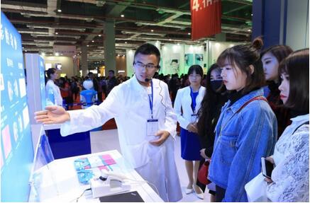 美博會創辦人、中華全國工商聯合會美容化妝品業商會會長馬婭女士參觀藍月亮洗滌科技館后接受了媒體采訪。馬婭表示，在眾多洗滌品牌中，藍月亮是最專業的，藍月亮具有卓越的創新精神和高度的社會責任感，代表了本屆美博會創新和創業的意義。