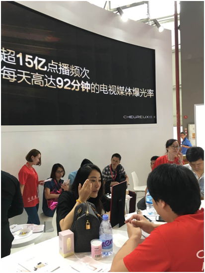 佳瀾網(wǎng)紅霜閃耀亮相美博會(huì)引爆全場(chǎng)(圖4)