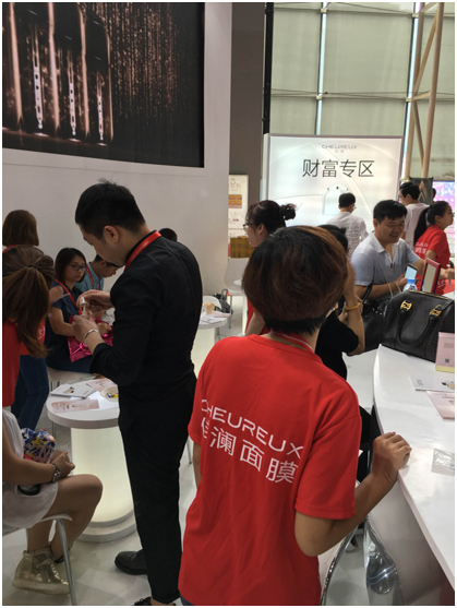 佳瀾網(wǎng)紅霜閃耀亮相美博會(huì)引爆全場(chǎng)(圖3)