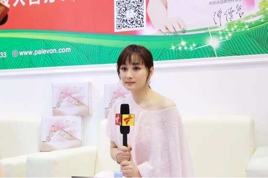  瓊女郎陳德容驚現廣州美博會現場玩自拍(圖3)