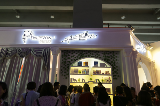  瓊女郎陳德容驚現廣州美博會現場玩自拍(圖6)