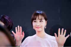  瓊女郎陳德容驚現廣州美博會現場玩自拍