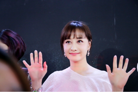  瓊女郎陳德容驚現廣州美博會現場玩自拍(圖1)