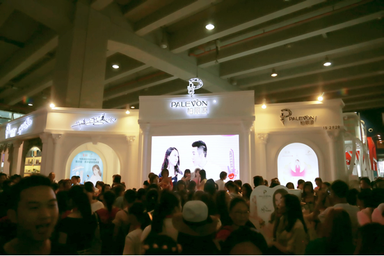  瓊女郎陳德容驚現廣州美博會現場玩自拍(圖2)