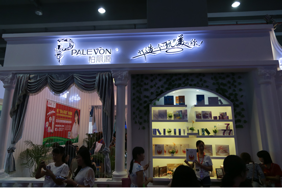  瓊女郎陳德容驚現廣州美博會現場玩自拍(圖5)